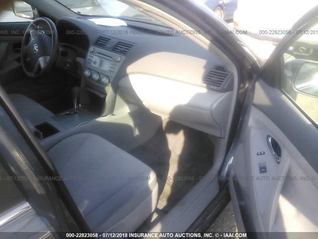 4T1BF3EK3BU671432 - 2011 TOYOTA CAMRY SE/LE/XLE 灰色 照片 5