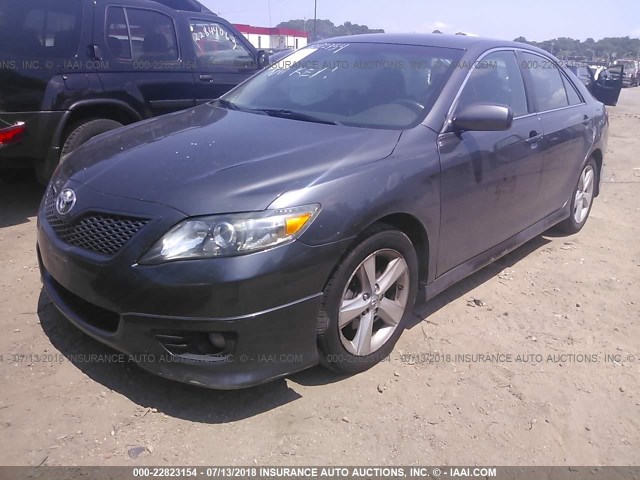 4T1BF3EK2BU776804 - 2011 TOYOTA CAMRY SE/LE/XLE GRAY photo 2