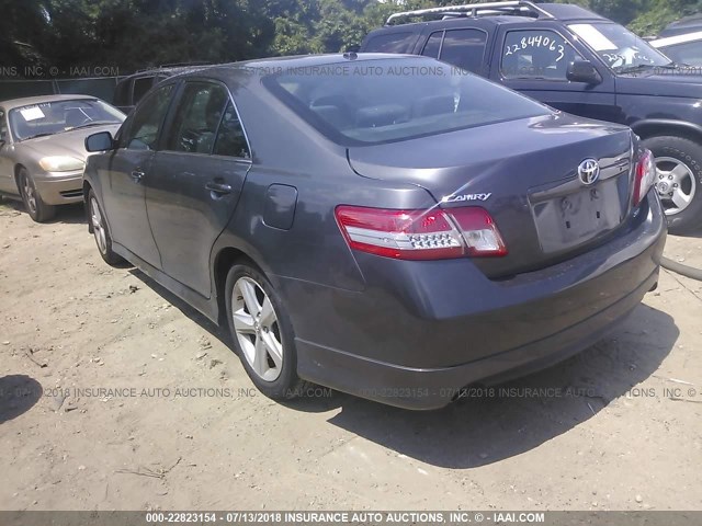 4T1BF3EK2BU776804 - 2011 TOYOTA CAMRY SE/LE/XLE GRAY photo 3