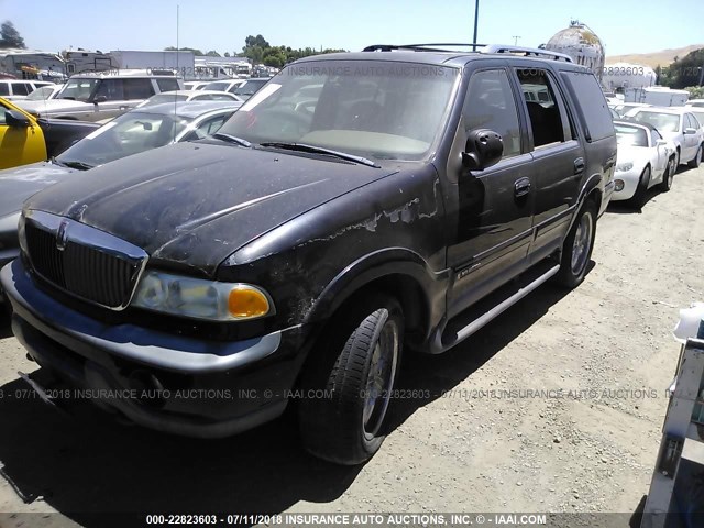 5LMPU28LXWLJ27979 - 1998 LINCOLN NAVIGATOR BLACK photo 2