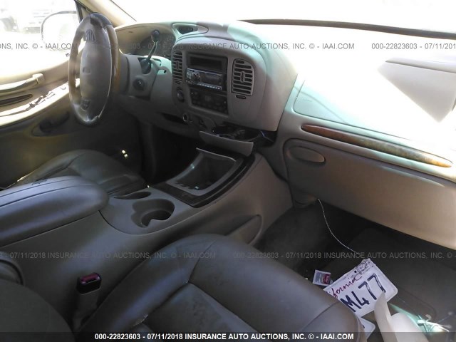 5LMPU28LXWLJ27979 - 1998 LINCOLN NAVIGATOR BLACK photo 5