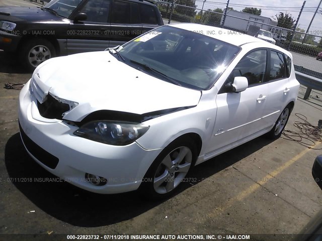 JM1BK143651261115 - 2005 MAZDA 3 HATCHBACK WHITE photo 2