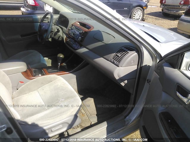 4T1BE32K52U083460 - 2002 TOYOTA CAMRY LE/XLE/SE 银色 照片 5