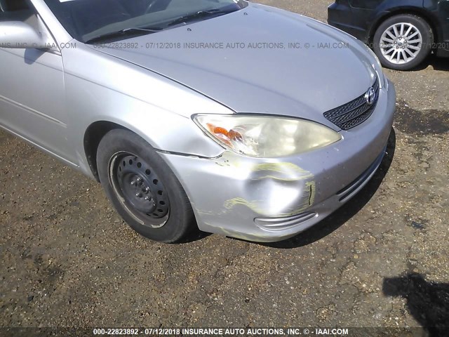 4T1BE32K52U083460 - 2002 TOYOTA CAMRY LE/XLE/SE 银色 照片 6