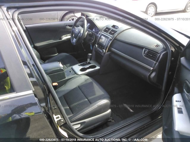 4T1BF1FK0CU031473 - 2012 TOYOTA CAMRY SE/LE/XLE შავი ფოტო 5