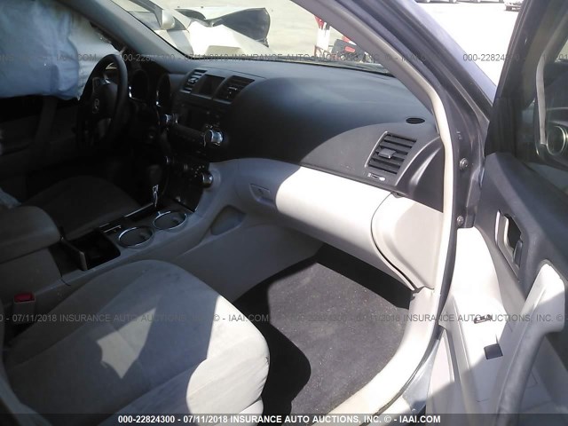 5TDZK3EH7BS045812 - 2011 TOYOTA HIGHLANDER SE GRAY photo 5