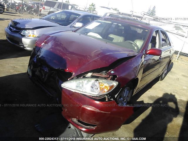 JTDBF32K530105919 - 2003 TOYOTA CAMRY LE/XLE RED photo 2