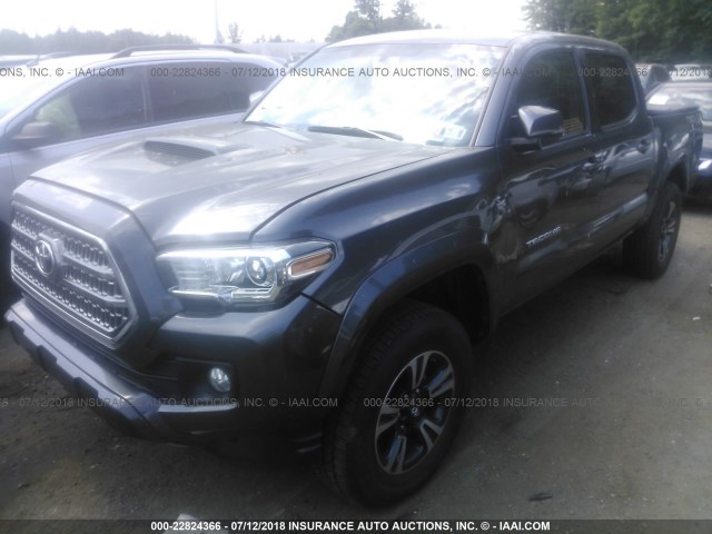 5TFCZ5AN0HX064696 - 2017 TOYOTA TACOMA DBL CAB/SR/TRDSPT/OR/PRO ნაცრისფერი ფოტო 2