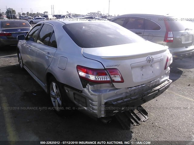 4T1BF3EK9BU199124 - 2011 TOYOTA CAMRY SE/LE/XLE SILVER photo 3