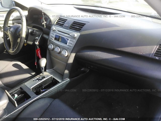 4T1BF3EK9BU199124 - 2011 TOYOTA CAMRY SE/LE/XLE SILVER photo 5