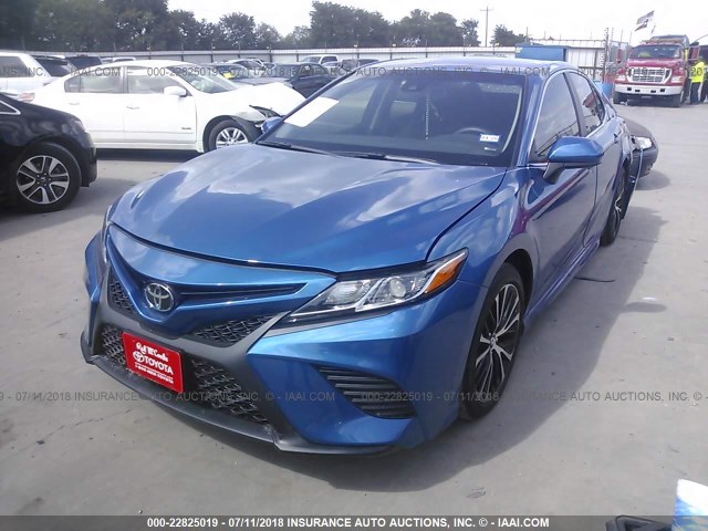 4T1B11HK1JU079525 - 2018 TOYOTA CAMRY L/LE/XLE/SE/XSE BLUE photo 2