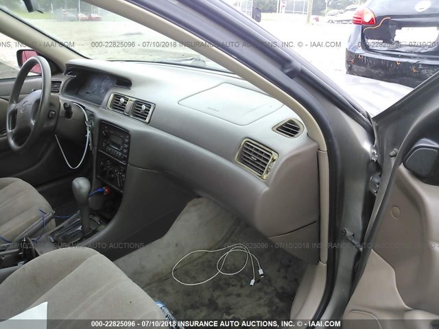 4T1BG22K5XU585557 - 1999 TOYOTA CAMRY CE/LE/XLE 灰色 照片 5