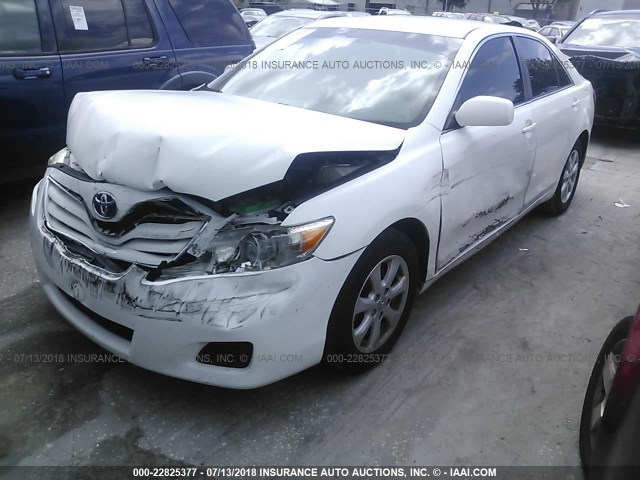 4T1BF3EK8BU633582 - 2011 TOYOTA CAMRY SE/LE/XLE WHITE photo 2