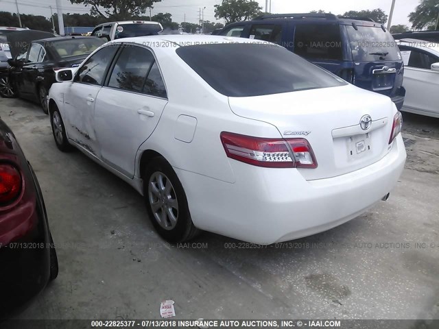 4T1BF3EK8BU633582 - 2011 TOYOTA CAMRY SE/LE/XLE WHITE photo 3