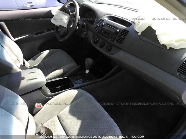 4T1BE32K44U345097 - 2004 TOYOTA CAMRY LE/XLE/SE შავი ფოტო 5