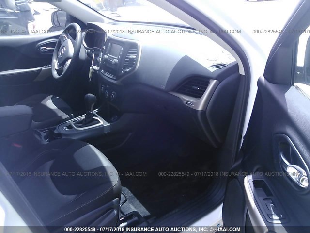 1C4PJLCB8JD566783 - 2018 JEEP CHEROKEE LATITUDE Beyaz fotoğraf 5