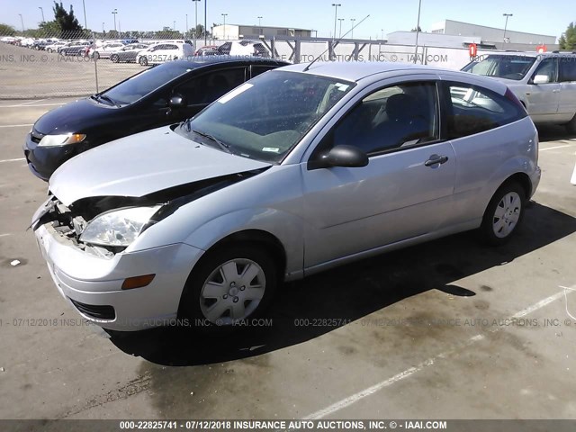 1FAFP31N17W113860 - 2007 FORD FOCUS ZX3/S/SE/SES SILVER photo 2