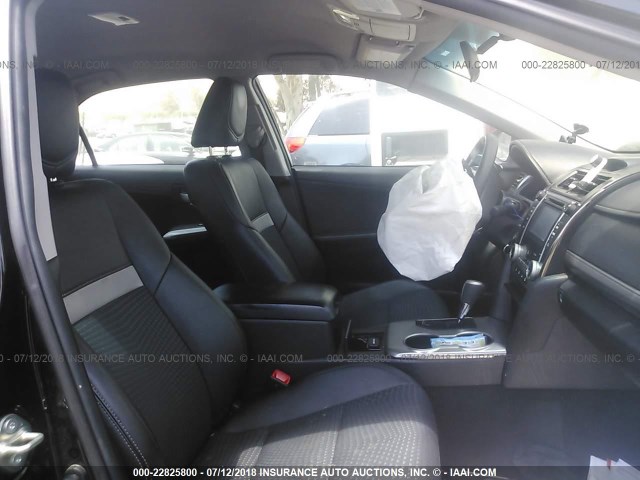 4T1BF1FKXEU457562 - 2014 TOYOTA CAMRY L/SE/LE/XLE შავი ფოტო 5