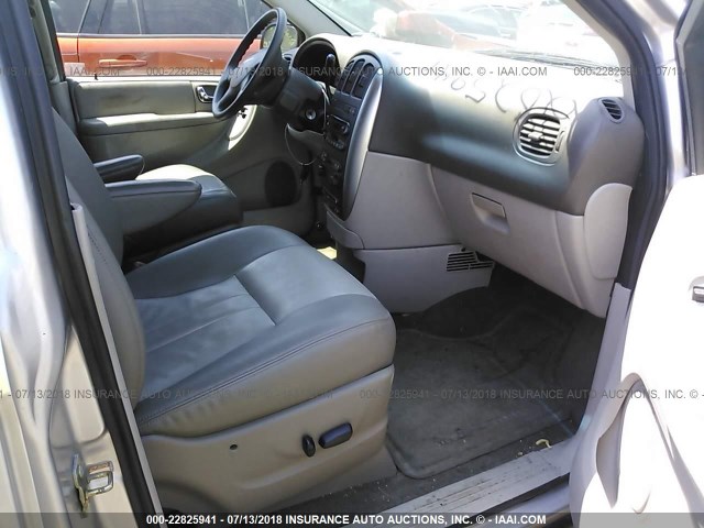 1C4GP45R75B284327 - 2005 CHRYSLER TOWN & COUNTRY  GRAY photo 5