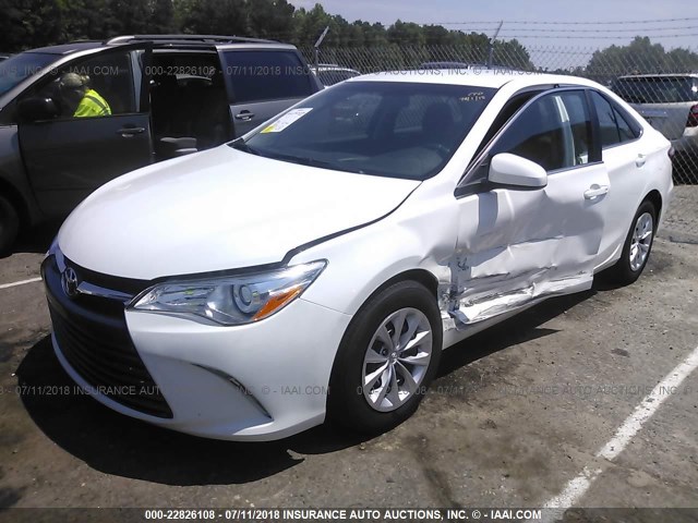 4T1BF1FK9GU505085 - 2016 TOYOTA CAMRY LE/XLE/SE/XSE WHITE photo 2