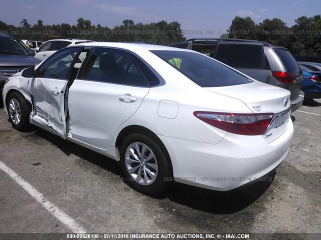 4T1BF1FK9GU505085 - 2016 TOYOTA CAMRY LE/XLE/SE/XSE WHITE photo 3