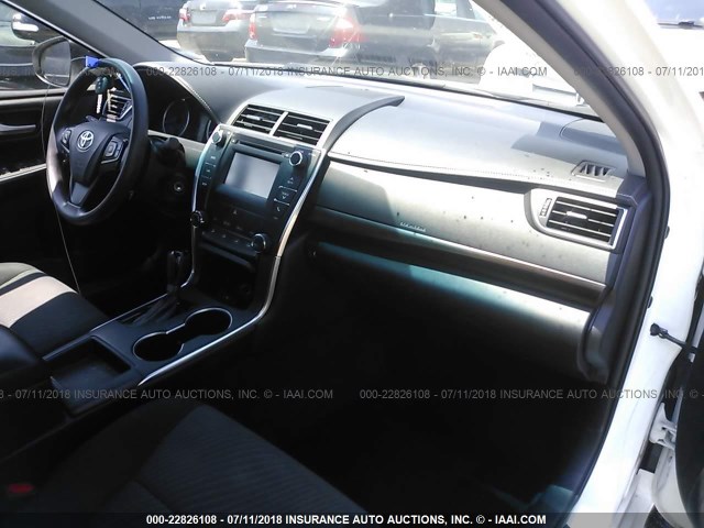 4T1BF1FK9GU505085 - 2016 TOYOTA CAMRY LE/XLE/SE/XSE Սպիտակ լուսանկար 5