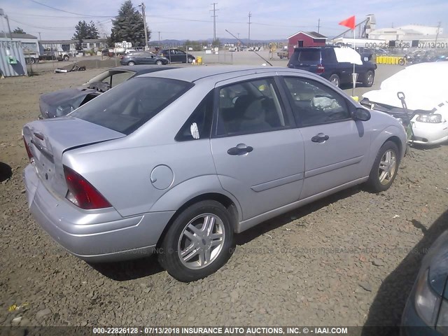 1FAFP3438YW405016 - 2000 FORD FOCUS SE/SE SPORT SILVER photo 4