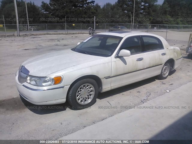 1LNFM83WXWY617862 - 1998 LINCOLN TOWN CAR CARTIER WHITE photo 2