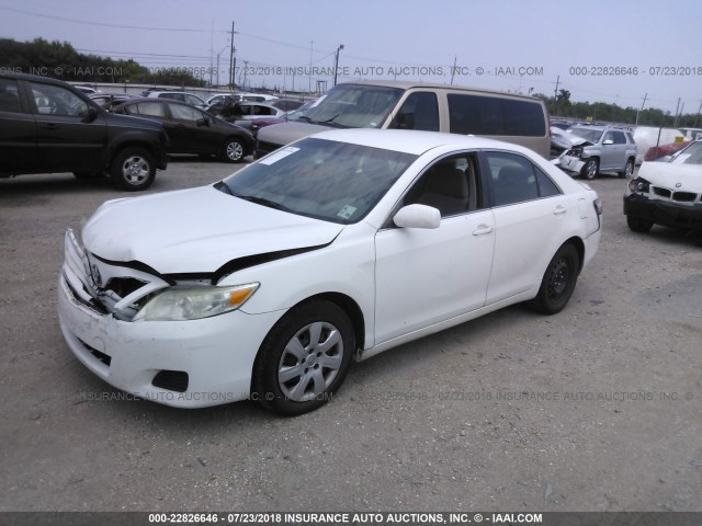 4T4BF3EK6AR019697 - 2010 TOYOTA CAMRY SE/LE/XLE WHITE photo 2