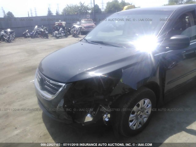 2V4RW4DG0BR642608 - 2011 VOLKSWAGEN ROUTAN S GRAY photo 6