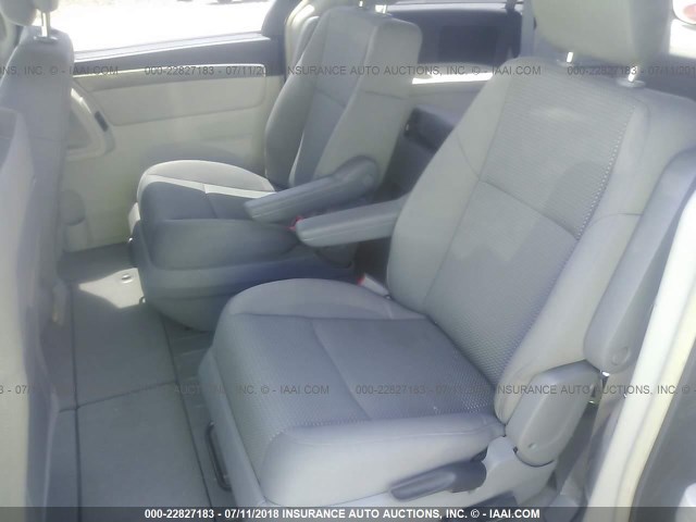 2V4RW4DG0BR642608 - 2011 VOLKSWAGEN ROUTAN S GRAY photo 8