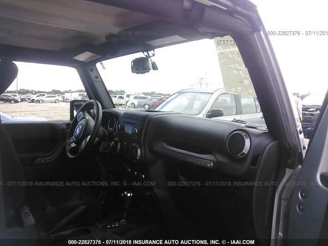 1C4BJWDG9HL666817 - 2017 JEEP WRANGLER UNLIMITE SPORT GRAY photo 5