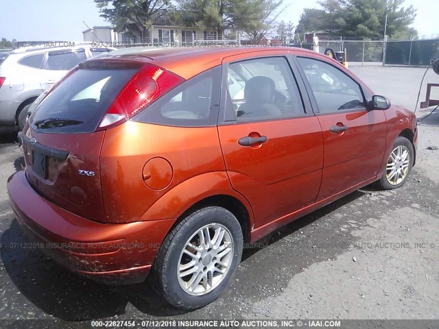 3FAFP37N95R101818 - 2005 FORD FOCUS ZX5 ORANGE photo 4