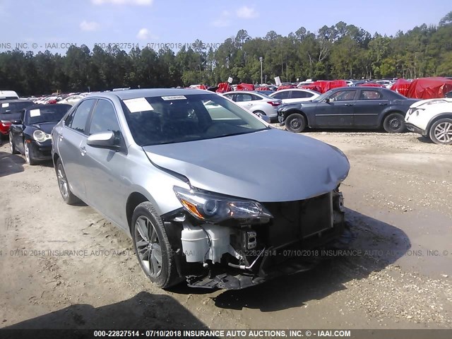 4T1BF1FK7HU402989 - 2017 TOYOTA CAMRY LE/XLE/SE/XSE SILVER photo 1