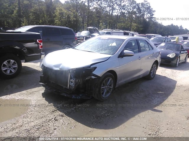 4T1BF1FK7HU402989 - 2017 TOYOTA CAMRY LE/XLE/SE/XSE SILVER photo 2