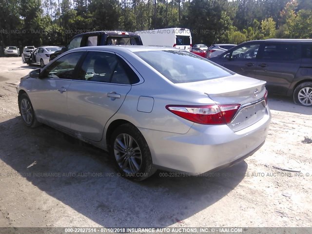 4T1BF1FK7HU402989 - 2017 TOYOTA CAMRY LE/XLE/SE/XSE SILVER photo 3