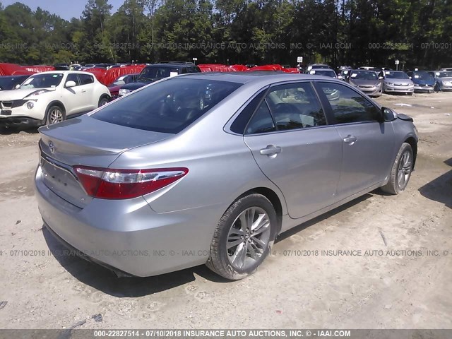 4T1BF1FK7HU402989 - 2017 TOYOTA CAMRY LE/XLE/SE/XSE SILVER photo 4