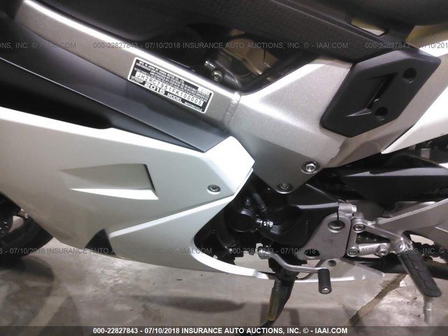 JH2RC7951FK100005 - 2015 HONDA VFR800 F WHITE photo 9