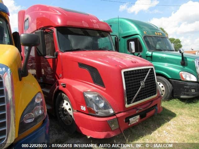 4V4NC9GH67N442117 - 2007 VOLVO VN L RED photo 1