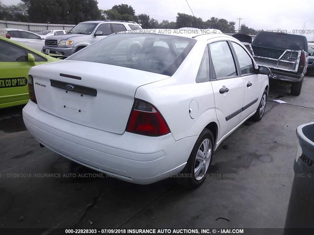 1FAFP34N57W271985 - 2007 FORD FOCUS ZX4/S/SE/SES WHITE photo 4
