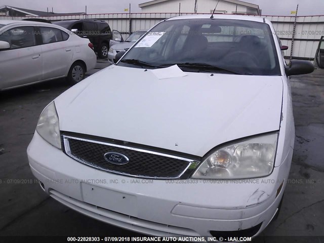 1FAFP34N57W271985 - 2007 FORD FOCUS ZX4/S/SE/SES 白色 照片 6