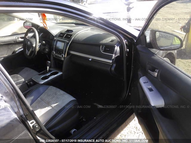 4T1BF1FK4CU591156 - 2012 TOYOTA CAMRY SE/LE/XLE BLACK photo 5