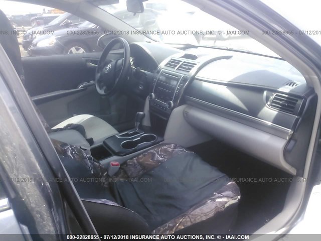 4T4BF1FK3CR261014 - 2012 TOYOTA CAMRY SE/LE/XLE GRAY photo 5