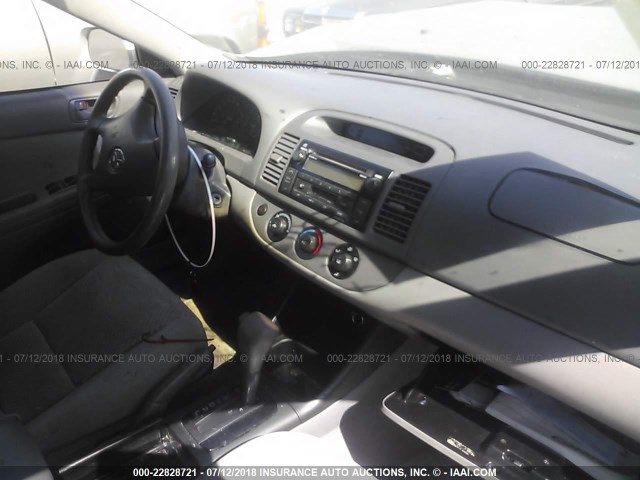 4T1BE32K24U844786 - 2004 TOYOTA CAMRY LE/XLE/SE Күміс фото 5