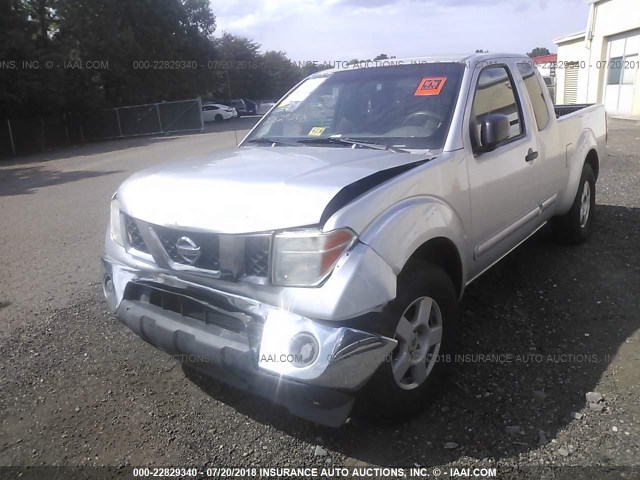 1N6AD06U96C432111 - 2006 NISSAN FRONTIER KING CAB LE/SE/OFF ROAD SILVER photo 2