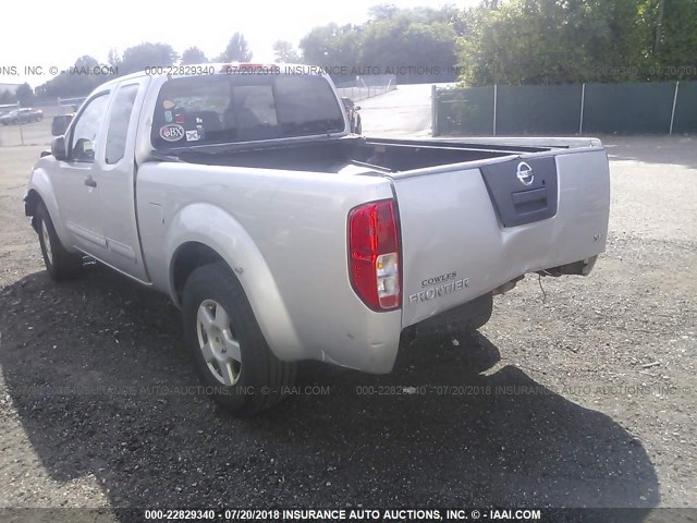 1N6AD06U96C432111 - 2006 NISSAN FRONTIER KING CAB LE/SE/OFF ROAD SILVER photo 3
