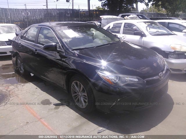 4T1BF1FK1HU372016 - 2017 TOYOTA CAMRY LE/XLE/SE/XSE BLACK photo 1
