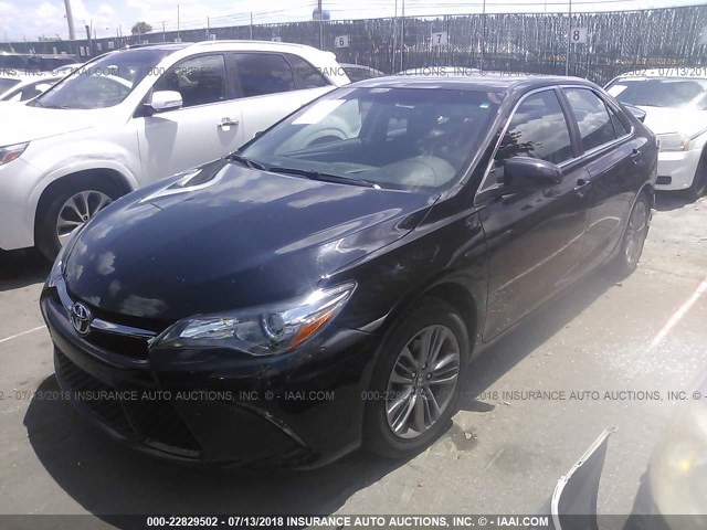 4T1BF1FK1HU372016 - 2017 TOYOTA CAMRY LE/XLE/SE/XSE BLACK photo 2