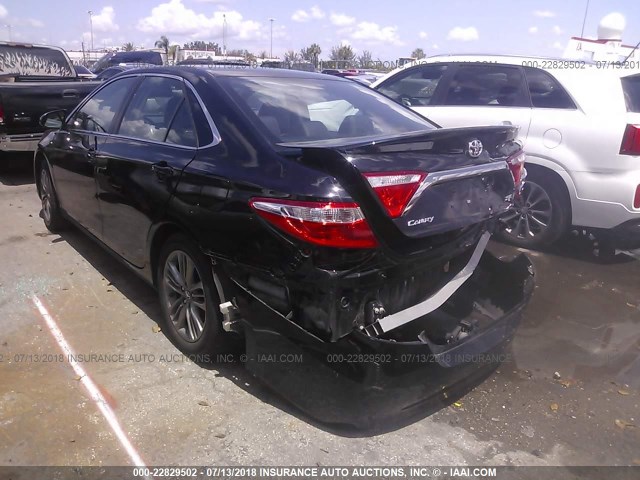 4T1BF1FK1HU372016 - 2017 TOYOTA CAMRY LE/XLE/SE/XSE BLACK photo 3