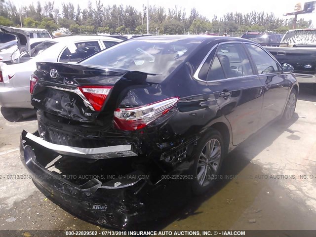 4T1BF1FK1HU372016 - 2017 TOYOTA CAMRY LE/XLE/SE/XSE BLACK photo 4
